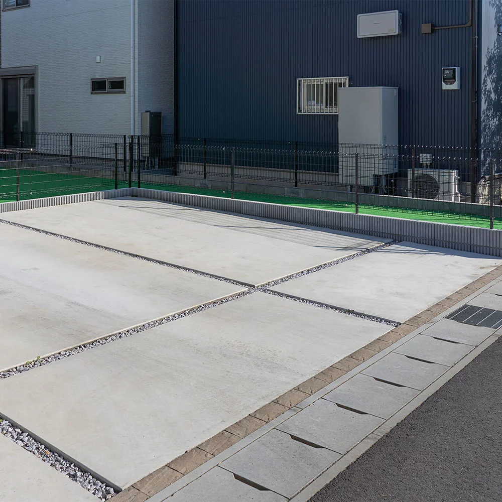 土間コンクリートですっきり仕上げた駐車場の参考例